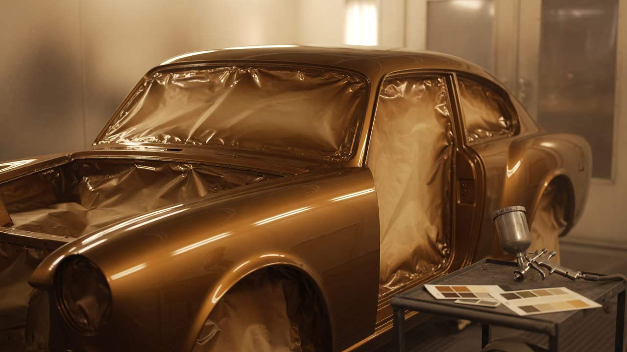 Lackierarbeit an einer klassischen Karosserie in der Kabine